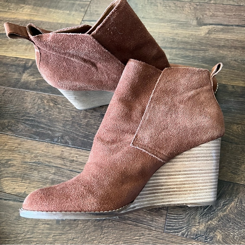 NWOT Lucky Brand Wedge Booties